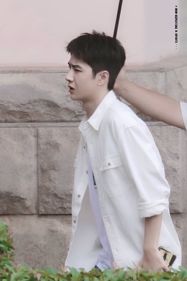 Vương Nhất Bác ghi hình Thiên thiên hướng thượng vào 1/7/2020: Mặt 'hờn cả thế giới' mà fans vẫn thấy có quá nhiều sự đáng yêu Ảnh 6