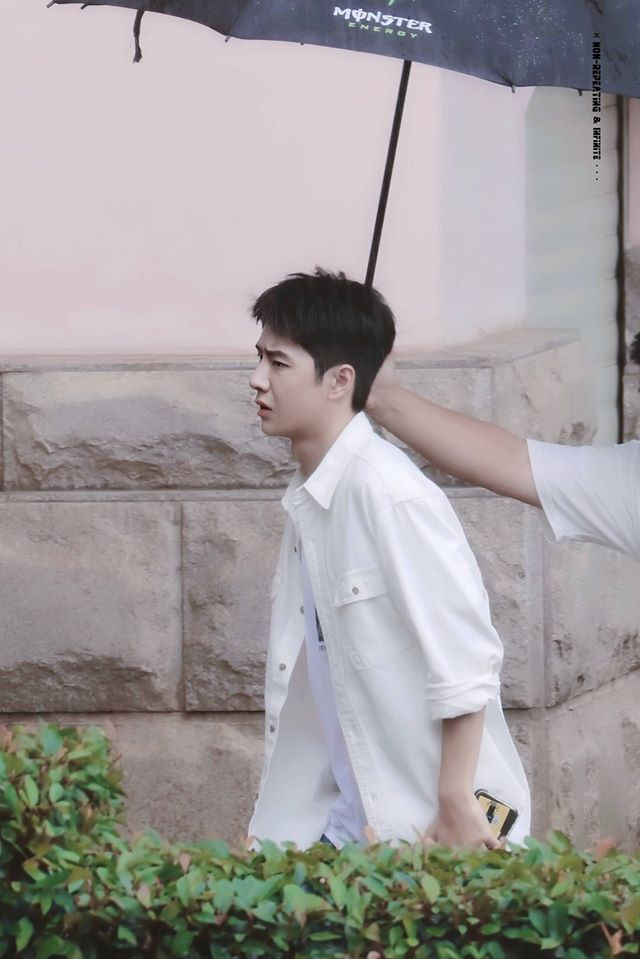 Vương Nhất Bác ghi hình Thiên thiên hướng thượng vào 1/7/2020: Mặt 'hờn cả thế giới' mà fans vẫn thấy có quá nhiều sự đáng yêu Ảnh 8