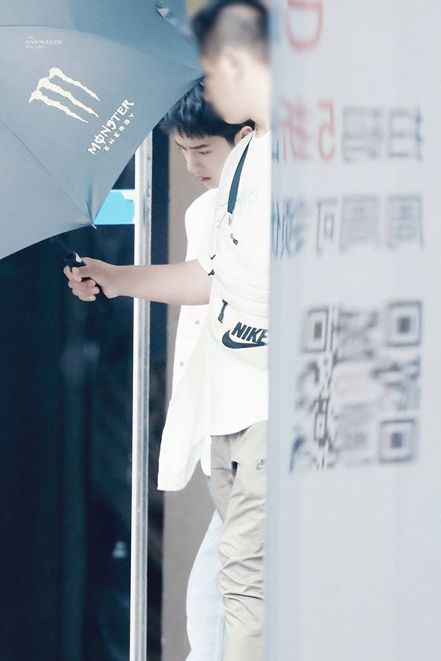 Vương Nhất Bác ghi hình Thiên thiên hướng thượng vào 1/7/2020: Mặt 'hờn cả thế giới' mà fans vẫn thấy có quá nhiều sự đáng yêu Ảnh 10