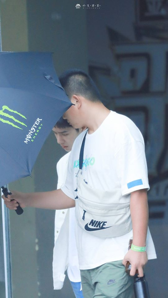 Vương Nhất Bác ghi hình Thiên thiên hướng thượng vào 1/7/2020: Mặt 'hờn cả thế giới' mà fans vẫn thấy có quá nhiều sự đáng yêu Ảnh 4