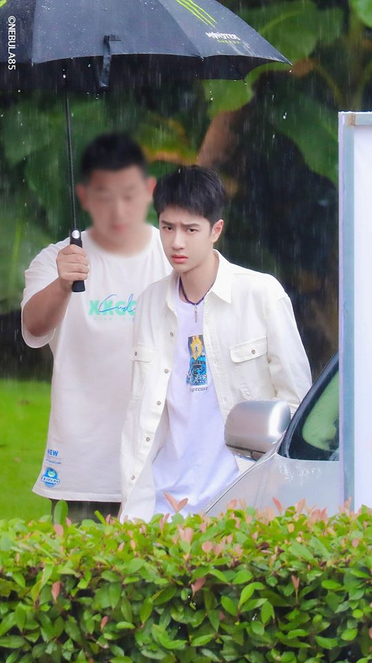 Vương Nhất Bác ghi hình Thiên thiên hướng thượng vào 1/7/2020: Mặt 'hờn cả thế giới' mà fans vẫn thấy có quá nhiều sự đáng yêu Ảnh 5