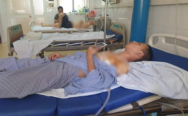 Anh Huy bị thương phải nhập viện sau khi dũng cảm truy bắt tên cướp tiệm vàng.