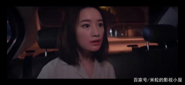 Cô bắt taxi trở về nhà sau khi chạy khỏi sân khấu diễn kịch