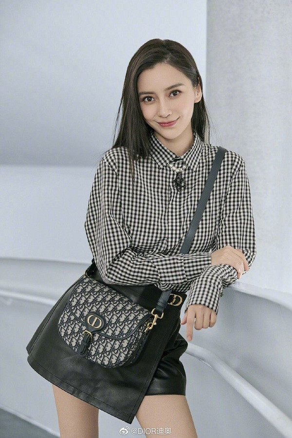 Là gương mặt đai diện cho nhà mốt Dior khu vực xứ Trung, Angelababy cũng thường xuyên diện đồ của thương hiệu Pháp