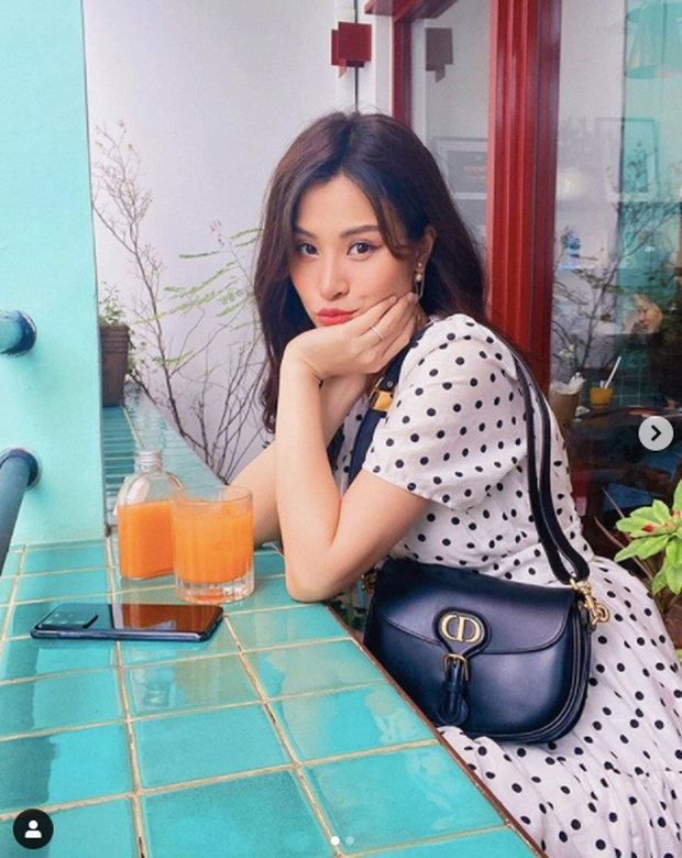 Bà bầu xinh đẹp Đông Nhi chọn cho mình phong cách nhẹ nhàng với chiếc váy chấm bi nhấn nhá kiểu túi Dior Bobby đầy thanh lịch&nbsp;