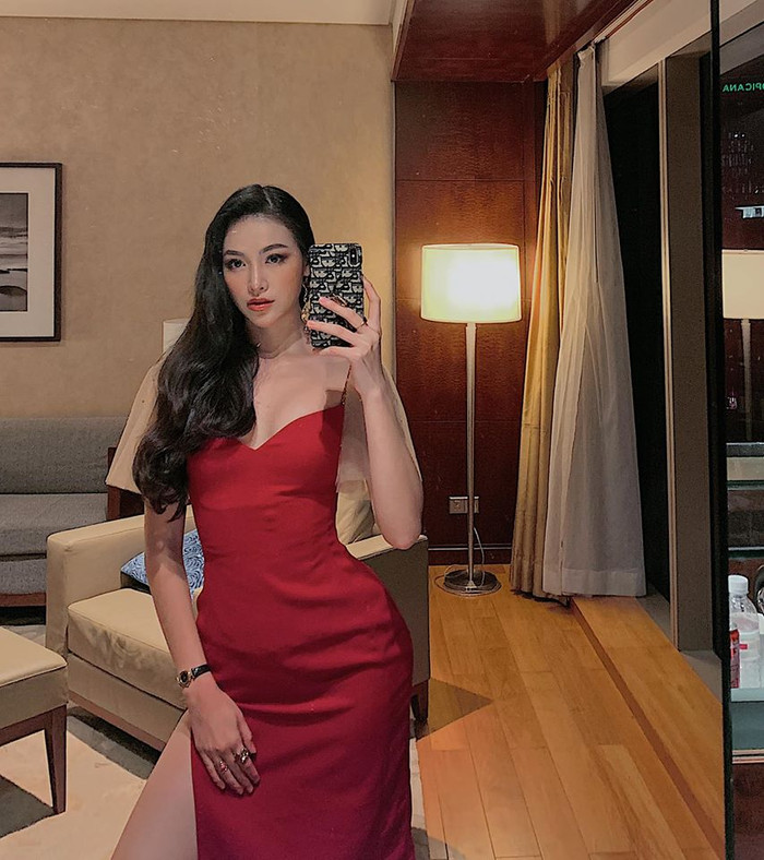 Miss Earth Phương Khánh đẹp quyến rũ với layout tóc gợn sóng để hờ một bên vai.