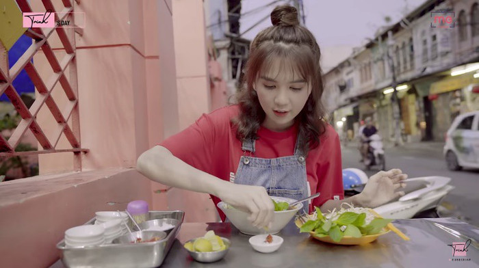 Bản thân Ngọc Trinh, cô cũng từng tự nhận là 'cô bé ăn hàng' 