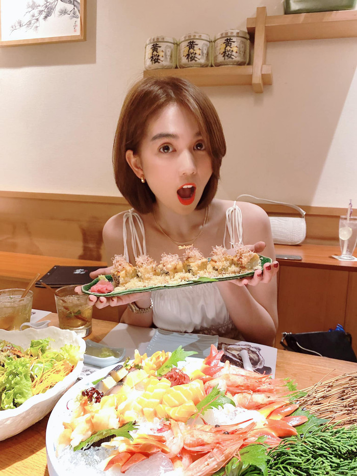 Ngọc Trinh không hề kiêng khem bất kì món ăn nào 