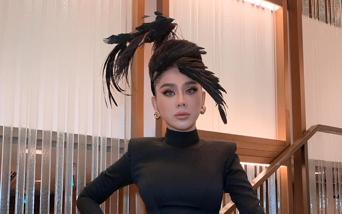 Ham 'chặt chém' thiên hạ, Lâm Khánh Chi bị chim hành cả buổi vì chiếc mũ độc lạ Ảnh 2