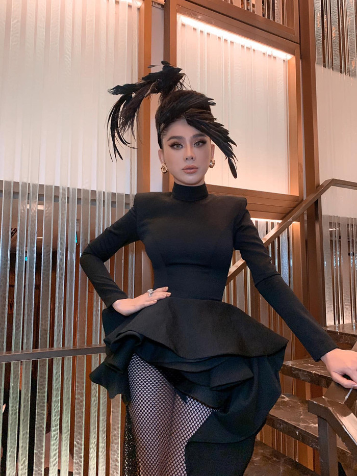 Với chiếc váy bất đối xứng khoe chân dài, Lâm Khánh Chi lôi kéo sự chú ý bởi cách làm tóc, trang điểm ấn tượng. 