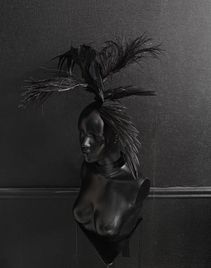 Tông màu đen huyền ảo tạo nên vẻ quyền lực. 