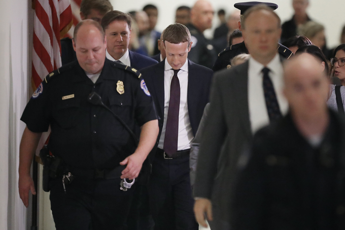 Mark Zuckerberg từng phải điều trần trước Hạ viện và Thượng Viện Hoa Kỳ năm 2018 vì bê bối liên quan đến dữ liệu của người dùng. (Ảnh: Getty Images)