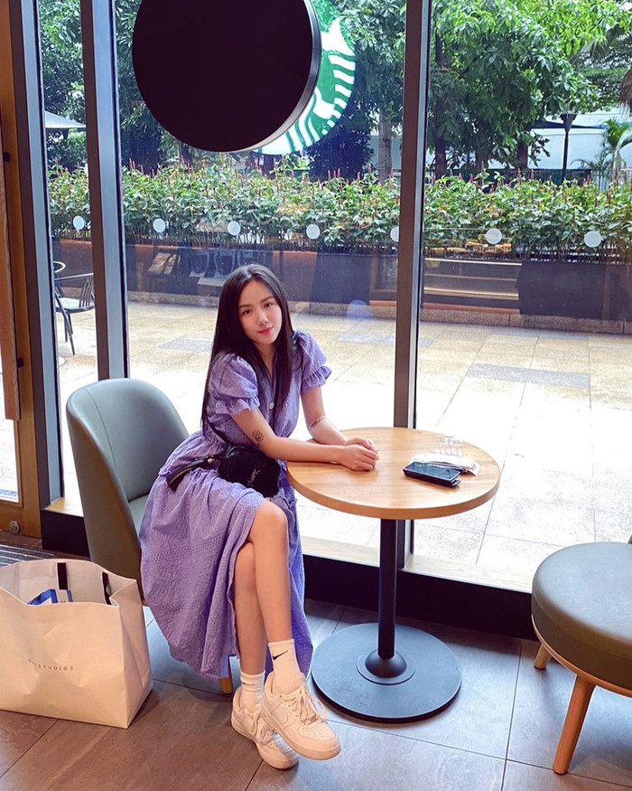 Phương Ly nhẹ nhàng, tinh tế cùng chiếc váy tím nhạt - gam màu hot của năm. Cách mix trang phục cùng giày và vớ tông màu trắng khiến bộ cánh vừa ngọt ngào lại nhẹ nhàng. 
