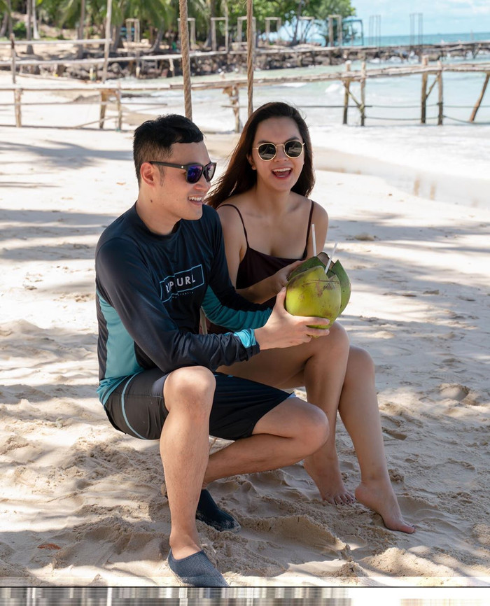 Quang Vinh và Phạm Quỳnh Anh đang tận hưởng những ngày nghỉ ngơi, thư giãn bên bãi biển. 