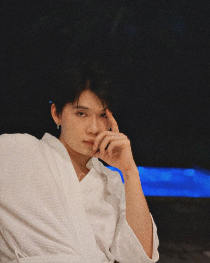 Quang Trung lại vô cùng hài hước khi tạo dáng deep trong bộ áo choàng tắm. 