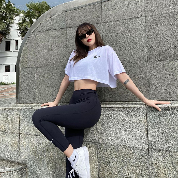 Thiều Bảo Trâm khoe khéo vòng eo nuột nà, dáng vóc không chút mỡ thừa do tập luyện thường xuyên. 