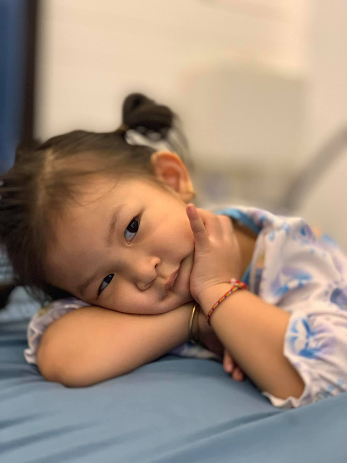 Nam ca sĩ khiến nhiều người thích thú khi chế thơ và chia sẻ kèm hình ảnh minh họa cho tâm trạng của con gái khi bị bố mẹ 'bỏ lại' ở nhà để đi chơi