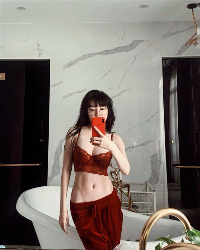 Elly Trần khiến fan 'bội thực' vì liên tiếp khoe ảnh gợi cảm Ảnh 7