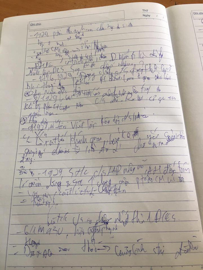 Chữ của 1 nam sinh nọ, khó lòng để hiểu được anh bạn đang viết gì