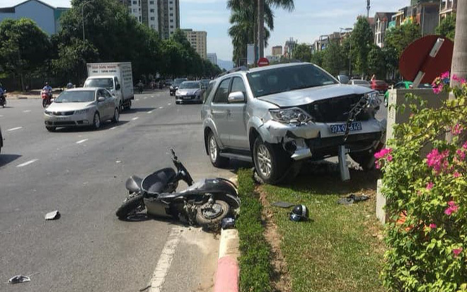 Xe biển xanh của UBKT Tỉnh ủy Nghệ An đâm xe máy, 1 người nguy kịch Ảnh 2