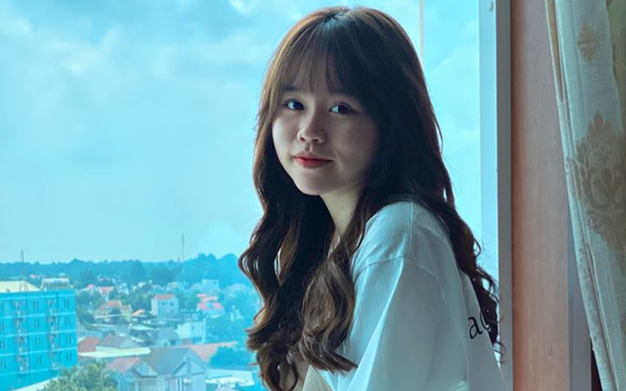 Vừa đăng ảnh khoe sắc, Huỳnh Anh được mẹ nuôi Quang Hải khen tới tấp Ảnh 2