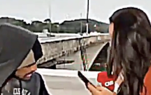 Nữ phóng viên bị trấn lột ngay trên sóng truyền hình trực tiếp Ảnh 2