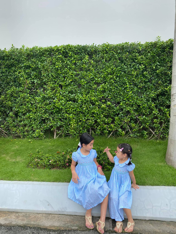 Lưu Hương Giang chia sẻ khoảnh khắc hai cô con gái đang chơi đùa với nhau