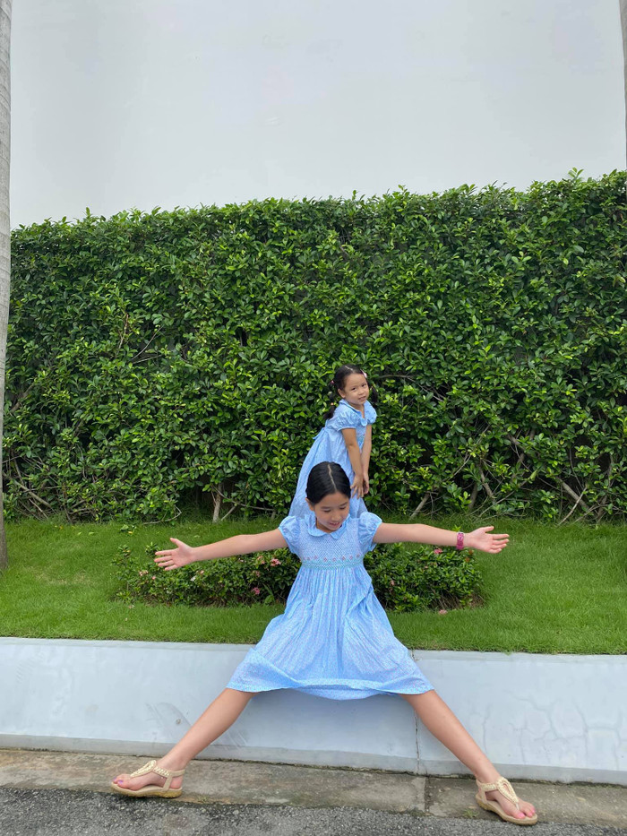 Có thể thấy, hai chị em đều trông nổi bật và nữ tính khi cùng diện chiếc váy gam màu xanh da trời có thiết kế cổ bèo và tay bồng điệu đà&nbsp;