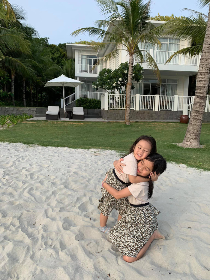 Đặc biệt, việc nữ ca sĩ cho các con mặc trang phục giống nhau được cho là giúp tạo sự gắn kết giữa hai bé