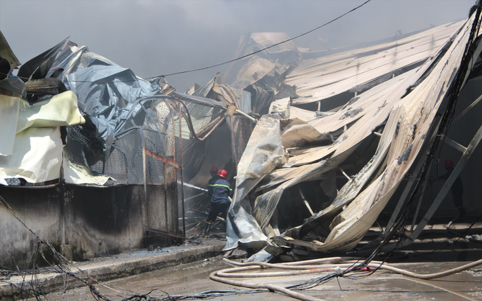 Cháy dữ dội tại công ty gỗ ở Bình Dương, nhà xưởng hơn 1.000m2 bị đổ sập Ảnh 2