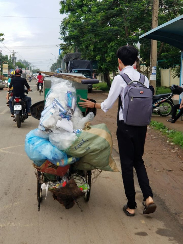 Hình ảnh nam sinh phụ đẩy xe phế liệu cho ông lão trên đường khiến nhiều người rưng rưng Ảnh 3
