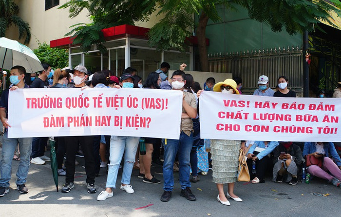 Hồi tháng 5, nhiều phụ huynh đã tập trung trước cổng trường VAS yêu cầu lãnh đạo trường đối thoại về học phí và chất lượng giáo dục nhưng không được đáp ứng