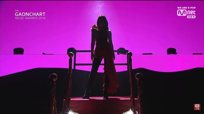 Phần trình diễn của Erik bất ngờ bị tố 'sao chép' Jennie (BlackPink): Cả concept và nhạc intro đều giống nhau đến ngỡ ngàng Ảnh 7