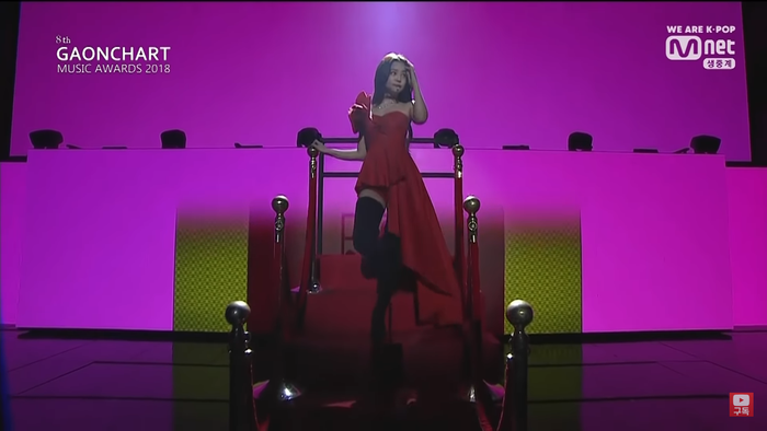 Phần trình diễn của Erik bất ngờ bị tố 'sao chép' Jennie (BlackPink): Cả concept và nhạc intro đều giống nhau đến ngỡ ngàng Ảnh 8