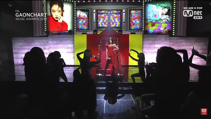 Phần trình diễn của Erik bất ngờ bị tố 'sao chép' Jennie (BlackPink): Cả concept và nhạc intro đều giống nhau đến ngỡ ngàng Ảnh 9