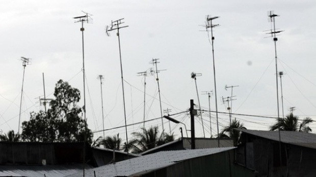 Sẽ không còn nữa hình ảnh nhà nhà với cây ăng-ten bên cạnh. Tạm biệt nhé truyền hình analog, tạm biệt nhé ký ức tuổi thơ dữ dội nhưng vô cùng giản dị của biết bao thế hệ 8X, 9X,...