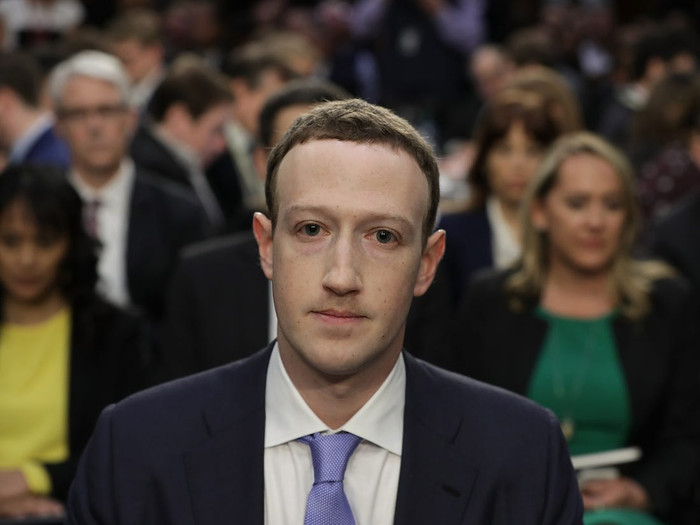 Mark Zuckerberg, CEO Facebook, trong một phiên điều trần. Ảnh: BI