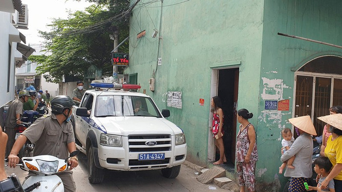 Công an phong tỏa, thực nghiệm hiện trường. Ảnh: Thuận Lâm/Zing