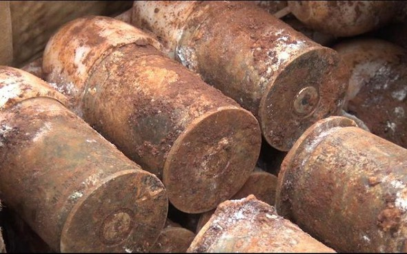 Hơn 60 quả đạn pháo được phát hiện bên dưới sân vườn nhà dân Ảnh 2