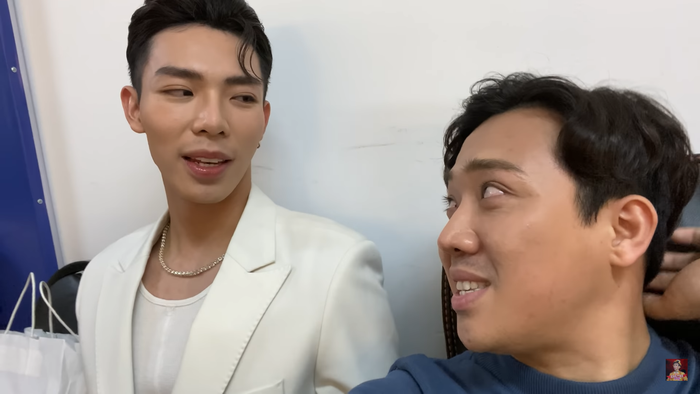 Trấn Thành quá 'u mê' Erik rồi: Miệng thì bảo hát Hết thương cạn nhớ (Đức Phúc), nhưng tay thì lại mở #EKSCTS Ảnh 7