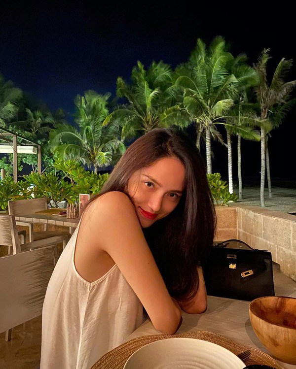 Trước đó, Hương Giang cũng từng sở hữu nhiều món đồ đắt giá của thương hiệu này, đơn cử như mẫu túi Hermes Kelly 20 có giá thấp nhất là hơn 185 triệu đồng. 