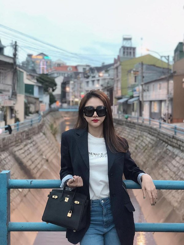 517 triệu đồng là số tiền cô nàng phải bỏ ra để sắm sửa cho mình mẫu túi cổ điển với gam màu đen đơn giản này. 