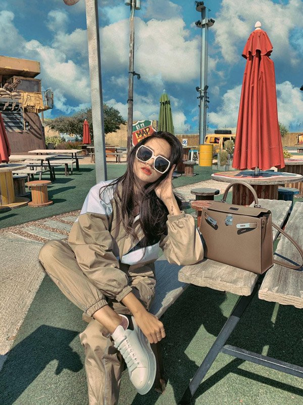 Chiếc túi màu nâu trầm thanh lịch, dễ sử dụng này cũng có mức giá chẳng hề kém cạnh. 