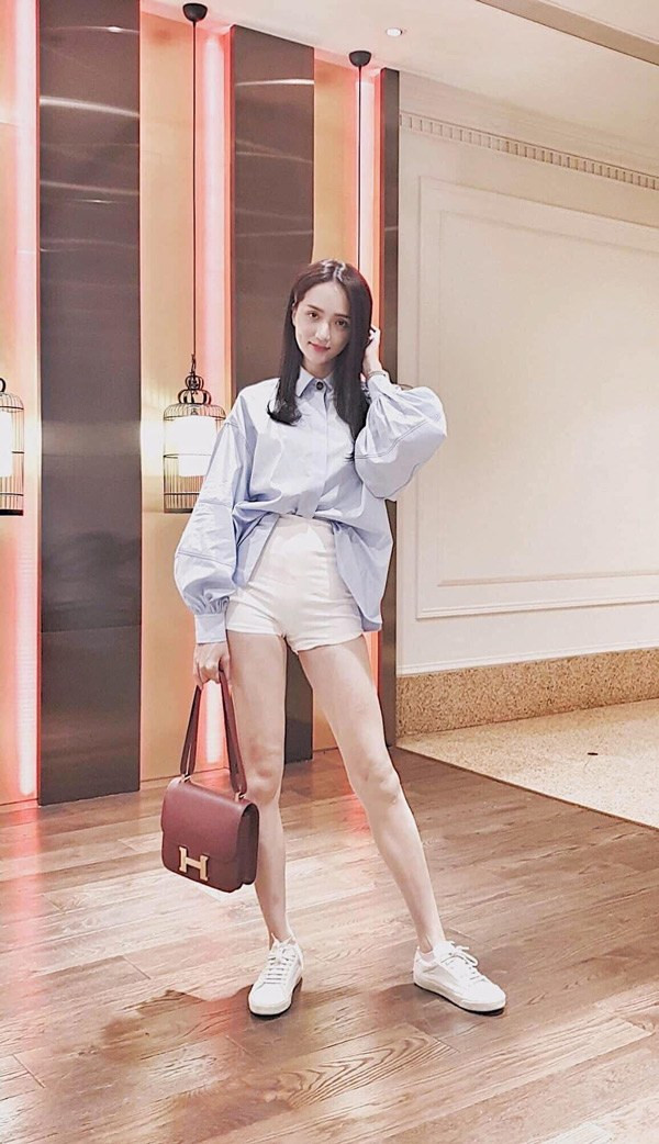 Chiếc túi đỏ nhỏ nhắn, phom dáng hộp này có mức giá là 223 triệu đồng.