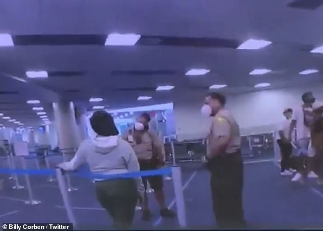 Nữ hành khách tức giận quát tháo.