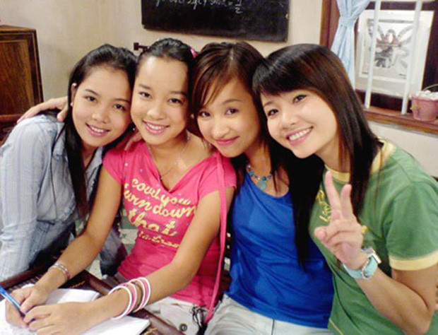 Ngọc Hà (ngoài cùng bên phải) lên xe hoa khi chỉ mới 22 tuổi 