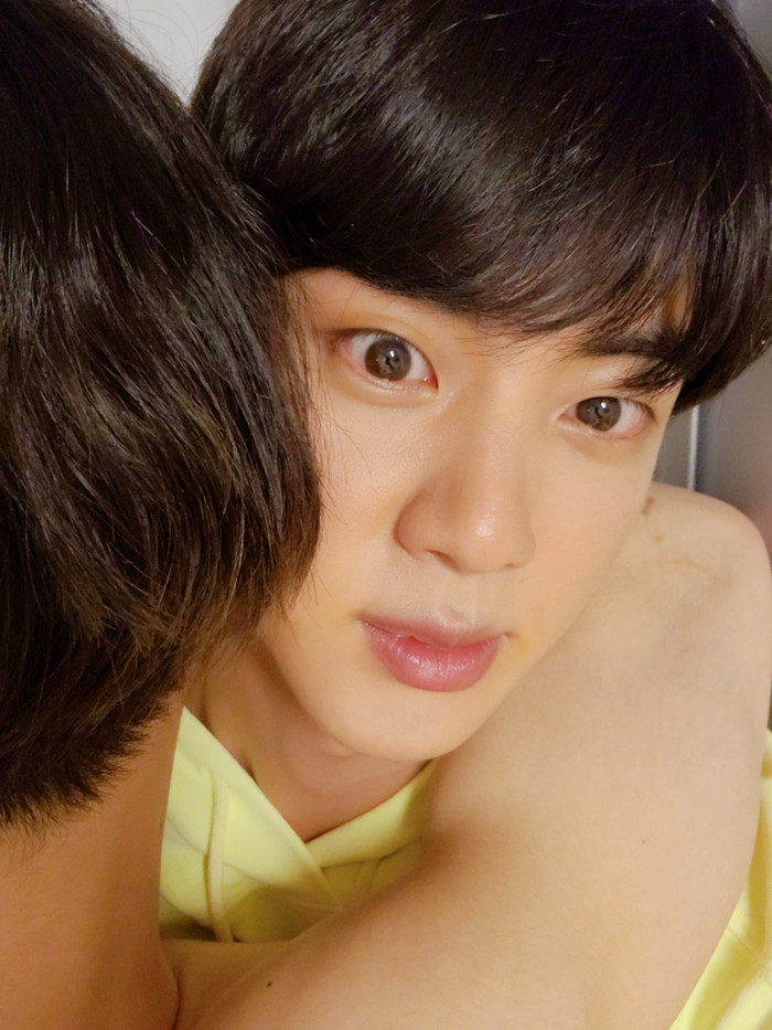 Chỉ 1 tấm hình đã khiến ARMY xôn xao tranh cãi nên chọn ai giữa Jin và Jungkook: Chuyện gì thế này? Ảnh 8