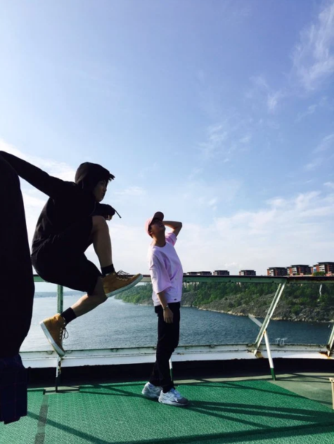 Chỉ 1 tấm hình đã khiến ARMY xôn xao tranh cãi nên chọn ai giữa Jin và Jungkook: Chuyện gì thế này? Ảnh 12