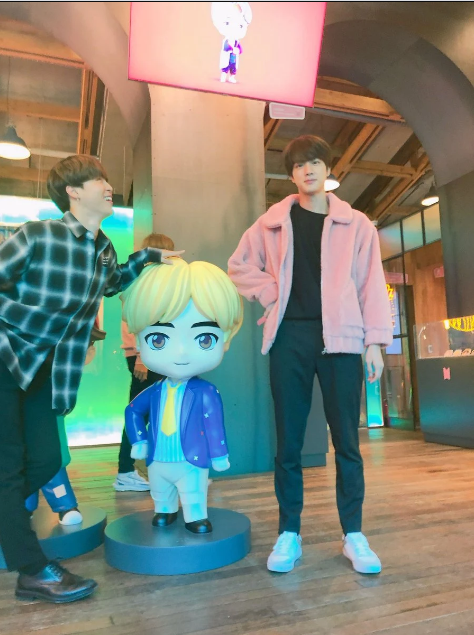 Chỉ 1 tấm hình đã khiến ARMY xôn xao tranh cãi nên chọn ai giữa Jin và Jungkook: Chuyện gì thế này? Ảnh 14