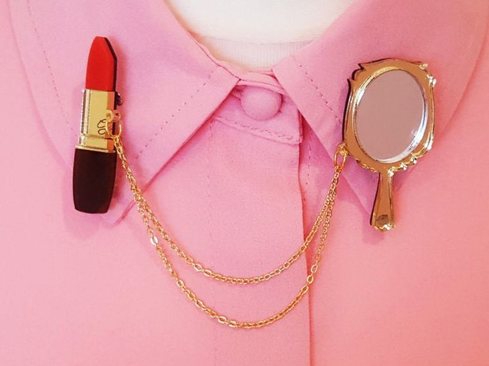 Có lẽ chiếc hoa cài áo này không hợp để bạn đến các sự kiện trang trọng. Nhưng nó sẽ rất dễ thương nếu hội bạn BFF cùng mặc trong một buổi tiệc.&nbsp;